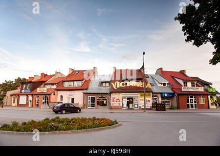 Les bâtiments de fabrication à Ruciane Nida, des lacs Mazurie en Pologne, Europe, lieu touristique populaire aat architecture la fin de saison d'été, vide exteri Banque D'Images