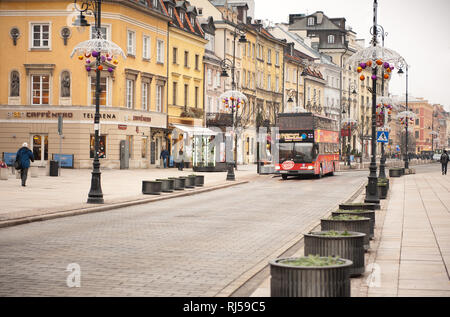 Bus à impériale rouge tournée à Varsovie Krakowskie Przedmiescie, véhicule public avec deux histoires utilisées pour les transports en commun, les voyages touristiques affichage Christm Banque D'Images