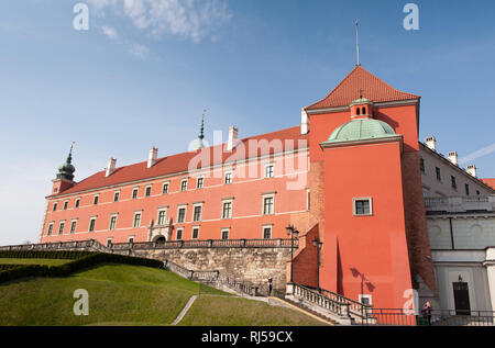 Vue grand angle au Château Royal de Varsovie Vieille Ville, bâtiment historique rouge en journée ensoleillée, Pologne, 2014 Banque D'Images