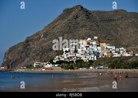 Urlauber am Strand, Playa de Las Teresitas, El Roque, San Andrés, Teneriffa, Kanarische Inseln, Spanien Banque D'Images