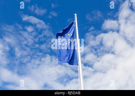 Die Sterne auf der Fahne der Europäischen Union flattern im Wind Banque D'Images