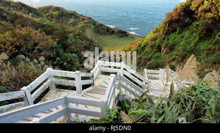 Escalier blanc en bord de l'océan. Banque D'Images