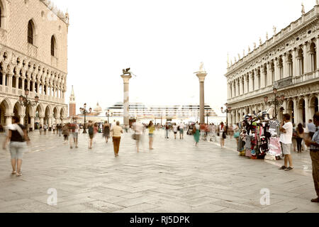 Blick über den Markusplatz auf ein Kreuzfahrschiff in Venedig Banque D'Images