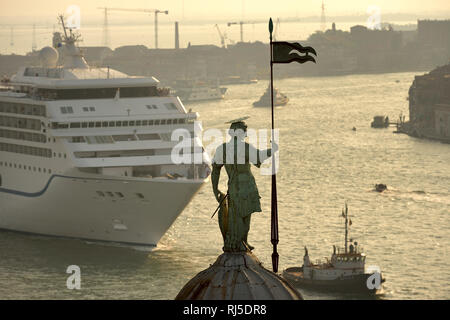 Kreuzfahrschiff fährt ein une statue de Saint George von der auf der Basilique palladienne dans Venedig vorbei Banque D'Images