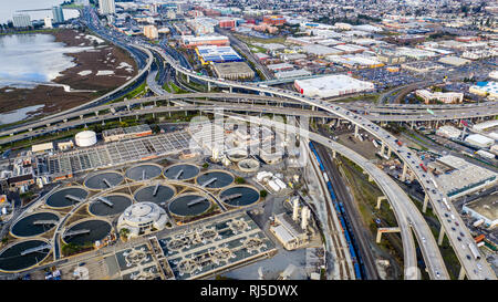 La baie East District Public Municipal Wastewater Treatment Plant, MacArthur labyrinthe, échangeur routier, Oakland, CA, USA Banque D'Images