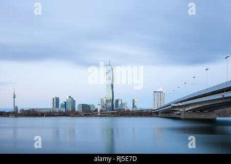 Blick über die Donau zur Donaucity, liens Donauturm, mittig DC Tour 1, 33, 22. Reichsbrücke Bezirk, Donaustadt, Wien, Österreich, Banque D'Images