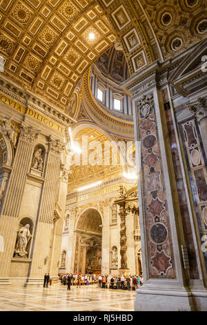 Europa, Italie, Latium, Rom, Vatikan, Chorraum Petersdoms des gi Gottesdienst, bewacht von der Schweizer Garde Banque D'Images