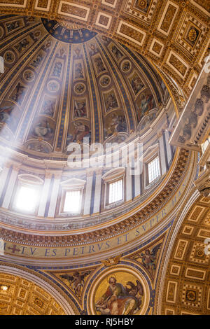Europa, Italie, Latium, Rom, Vatikan, Lichtstrahlen in der Kuppel des Petersdoms Banque D'Images