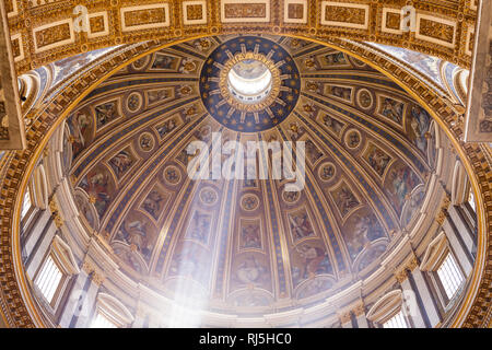 Europa, Italie, Latium, Rom, Vatikan, Lichtstrahlen in der Kuppel des Petersdoms Banque D'Images