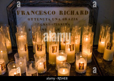 De nombreuses bougies sont offerts à l'intérieur de la Basilique de Santa Margherita, la Basilique de Santa Margherita Banque D'Images