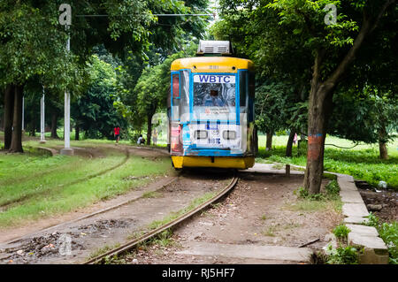 KOLKATA, INDE - 15 janvier 2019 : le patrimoine historique et le tram de Calcutta s'exécutant sur la piste en "aidan" près de Park Street, près d'un tramway un dépôt Banque D'Images