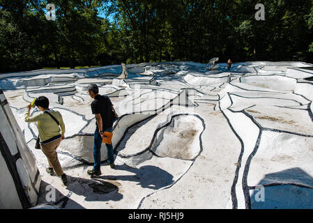 Kunstinstallation im Skulpturengarten des Kröller-Müller Museum im Nationalpark Zoom Veluwe bei Arnheim, Pays-Bas Banque D'Images