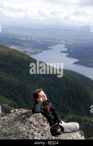 Femme assise sur une falaise Banque D'Images