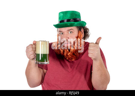 Patricks day party. Portrait de funny fat man holding glass of beer Banque D'Images