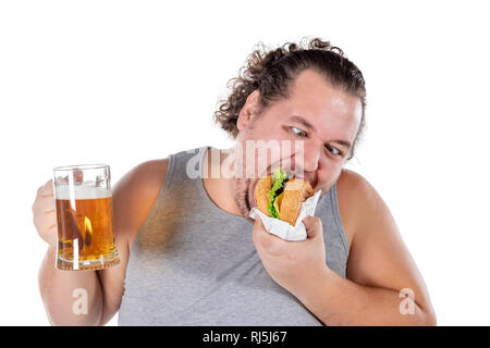 Funny fat man eating hamburger et boire de l'alcool Boissons Banque D'Images