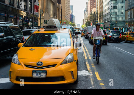 Taxi et le cycliste à new york city Banque D'Images