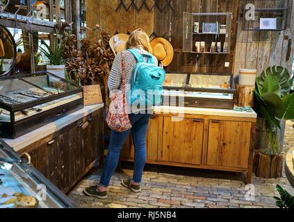 Westport, CT USA. Nov 2018. Woman shopping dans un magasin de décoration de jardin accueil unique pour les équipements ménagers. Banque D'Images