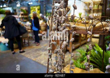 Westport, CT USA. Nov 2018. Shopping femmes à un décor de jardin home store pour les équipements ménagers unique. Banque D'Images