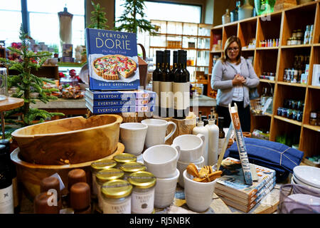 Westport, CT USA. Nov 2018. Shopping femmes à un décor de jardin home store pour les équipements ménagers unique. Banque D'Images