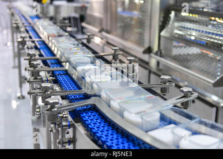 Produits alimentaires de ticket de transfert sur les systèmes de convoyage automatisés pour l'automatisation industrielle Banque D'Images