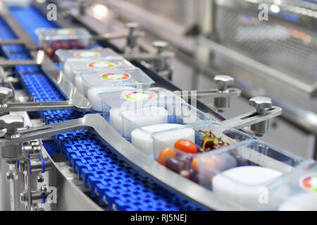 Produits alimentaires de ticket de transfert sur les systèmes de convoyage automatisés pour l'automatisation industrielle Banque D'Images