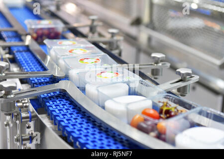 Produits alimentaires de ticket de transfert sur les systèmes de convoyage automatisés pour l'automatisation industrielle Banque D'Images