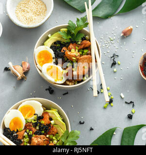 Vue supérieure de la poche de bols de riz frit, filet de poulet et les œufs dessus. Asian Food concept Banque D'Images