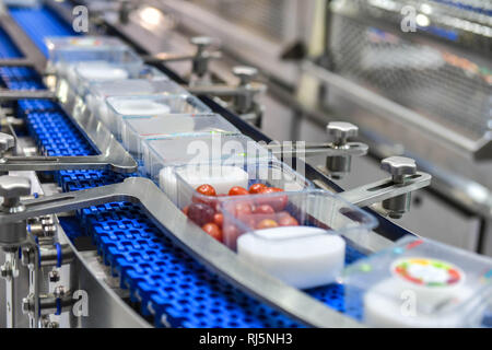 Produits alimentaires de ticket de transfert sur les systèmes de convoyage automatisés pour l'automatisation industrielle Banque D'Images