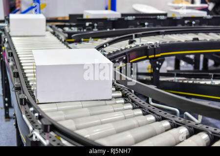Boîtes de carton sur la courroie du convoyeur.Système de transport colis concept Banque D'Images