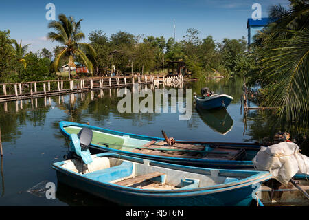 Cambodge, Preah Koh Kong, Krong Khemara Phoumin, bateaux amarrés au numéro 1 de la village de pêcheurs Banque D'Images