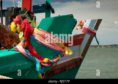 Cambodge, Preah Koh Kong, lucky colorés garland attachés à des bateaux de pêche amarrés sur la rivière Prek Kaoh Pao Banque D'Images