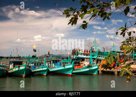 Cambodge, Preah Koh Kong, bateaux de pêche colorés amarrés sur la jetée de la rivière Prek Kaoh Pao Banque D'Images