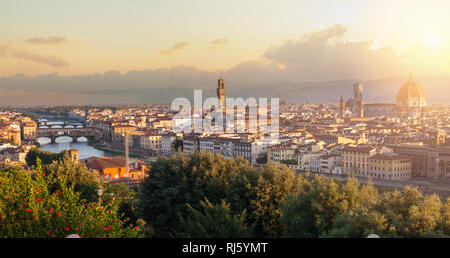 La ville de Florence. Toits de Florence, Italie avec Florence Duomo, la Basilique Santa Maria del Fiore et les ponts sur l'Arno. Lan Firenze Banque D'Images