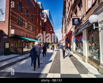 16 Septembre 2018 : Stockholm, Suède - Shoppers dans Drottninggatan sur un week-end d'automne ensoleillée. Banque D'Images