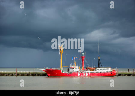 Europa, Deutschland, Niedersachsen, Cuxhaven, Hafen, Das Guinée Bethanien Langeoog 'Elbe 1' an der alten Liebe vor einer Gewitterfront auf der Elbe, Banque D'Images