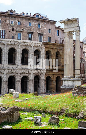 Europa, Italie, Latium, Rom, das Theater des Marcellus (Teatro Marcello, 13 C. Chr.), 156 meurent des Überreste Sosianus Tempels des Apollo (431 ch v. Banque D'Images