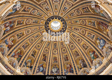 Europa, Italie, Latium, Rom, Vatikan, Die Kuppel des Petersdoms, gesehen von der Balustrade direkt, darunter Banque D'Images