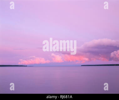 USA (Wisconsin), îles Apostle National Lakeshore, le lever du soleil sur le lac Supérieur de la baie de sable avec du Sable Island (à gauche) et l'île de New York (à droite). Banque D'Images