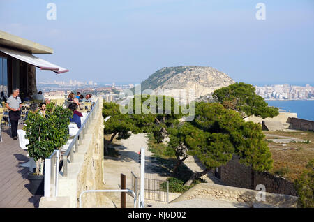 Restaurant du château de Santa Bárbara.une fortification sur le mont Benacantil (166 m).à Alicante en Espagne. Banque D'Images