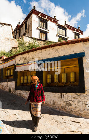 Tibet, das Kloster, Drepung, Gebetsmühlen gläubige Banque D'Images