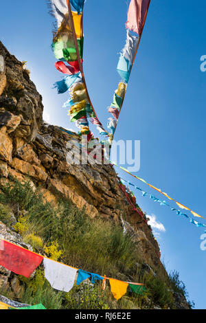 Tibet, Kora um das Kloster Ganden, Gebetsfahnen Banque D'Images