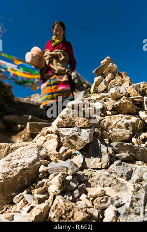 Tibet, Kora um das Kloster, Ganden, Manisteine Gläubige Banque D'Images