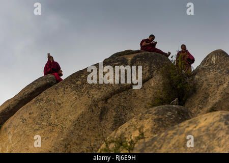 Tibet, Felsen am Kloster Drepung, Mönche Banque D'Images