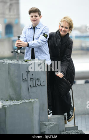 Louis Ashbourne Serkis et sa mère Lorraine Ashbourne à une photo appel de cast-membres de l'enfant qui serait le roi sur la toile de Tower Bridge et le City Hall, à 2 More London Riverside, London. Banque D'Images