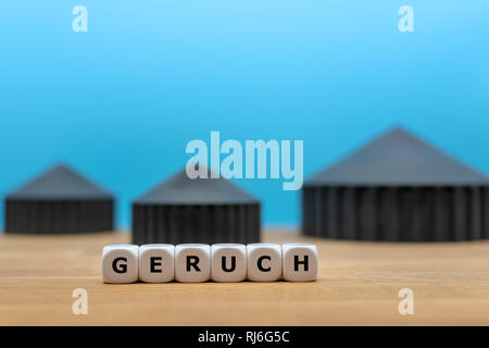 Formulaire dés le mot allemand 'GERUCH' ('Smell' en anglais) en face d'un modèle d'une bio-usine à gaz. Banque D'Images