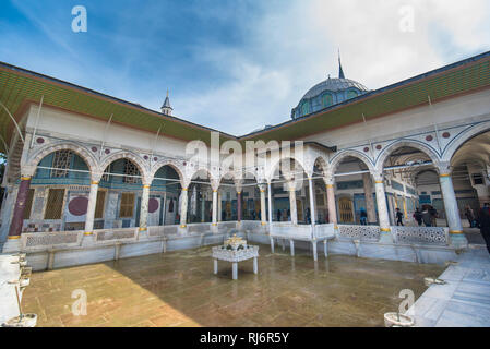 Belle décoration à l'intérieur du palais de Topkapi. L'intérieur étonnant au Ottoman style arabe. La cour de l'ancienne résidence des Sultans turcs - Istanbul Banque D'Images