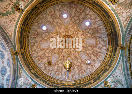 Belle décoration à l'intérieur du palais de Topkapi. Plafond dans l'une des chambres - L'Impériale (Sultan) située sur le harem. Istanbul, Turquie Banque D'Images