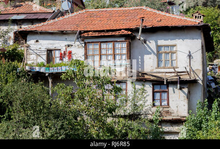 Elmali, Antalya / Turquie - 27 septembre 2018 : Une maison du début du 20ème siècle avec un joli escalier à l'avant. Banque D'Images