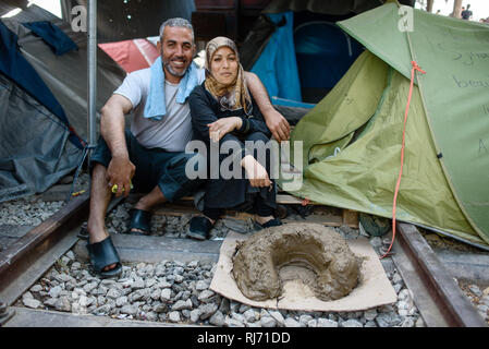 Ein Ehepaar aus Syrien im Flüchtlingscamp Idomeni von Griechenland an der Grenze dans nach Nombre d'habitants, avril 2016. Dieses ist ein Gebilde im Vordergrund Banque D'Images