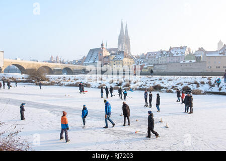Im Januar 2017 es war so kalt in Deutschland, dass die Donau à Regensburg zugefroren, sodass man ist darauf Schlittschuhlaufen konnte. Banque D'Images